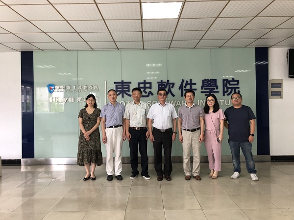 东忠集团执行总裁秦焰冰访问我校暨东忠院务会议召开.jpg